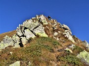 03 Superando roccette con uso delle mani in cresta di salita al Valegino 